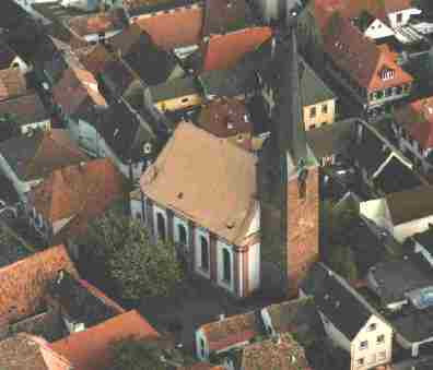 St. Georgskirche mitten im Dorf